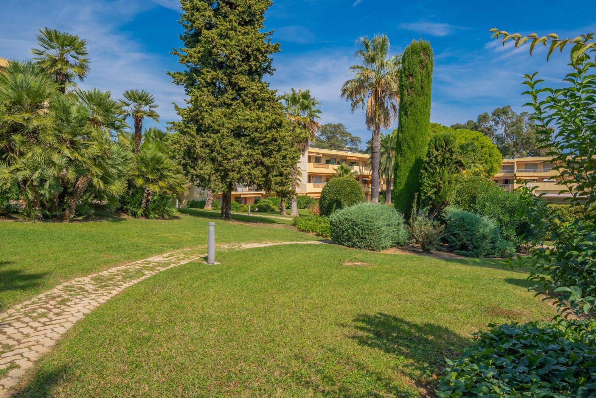 Les 15 Pins & La Mer -Your Green Getaway Near Sea & Beach Antibes Buitenkant foto